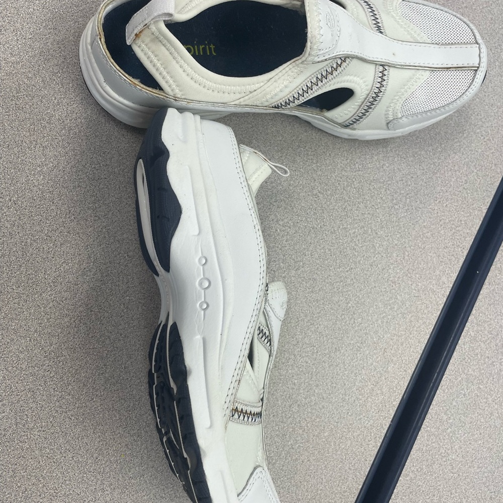 Easy Spirit White and Black Slip-On Shoes - Picture 3 of 4
